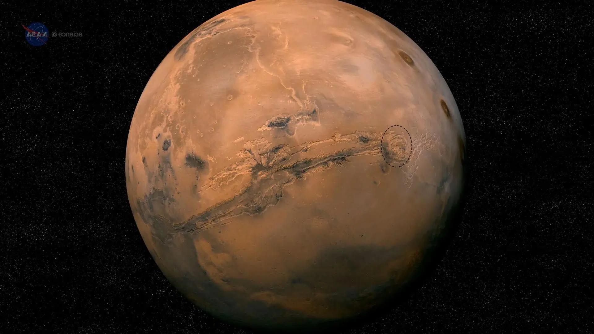 火星上新发现的被深度侵蚀的巨型火山(左图所示)的底部可能有冰川冰的残留物. 它指向了一个寻找生命的新地方，也是未来机器人和人类探索的潜在目的地. NASA提供的照片