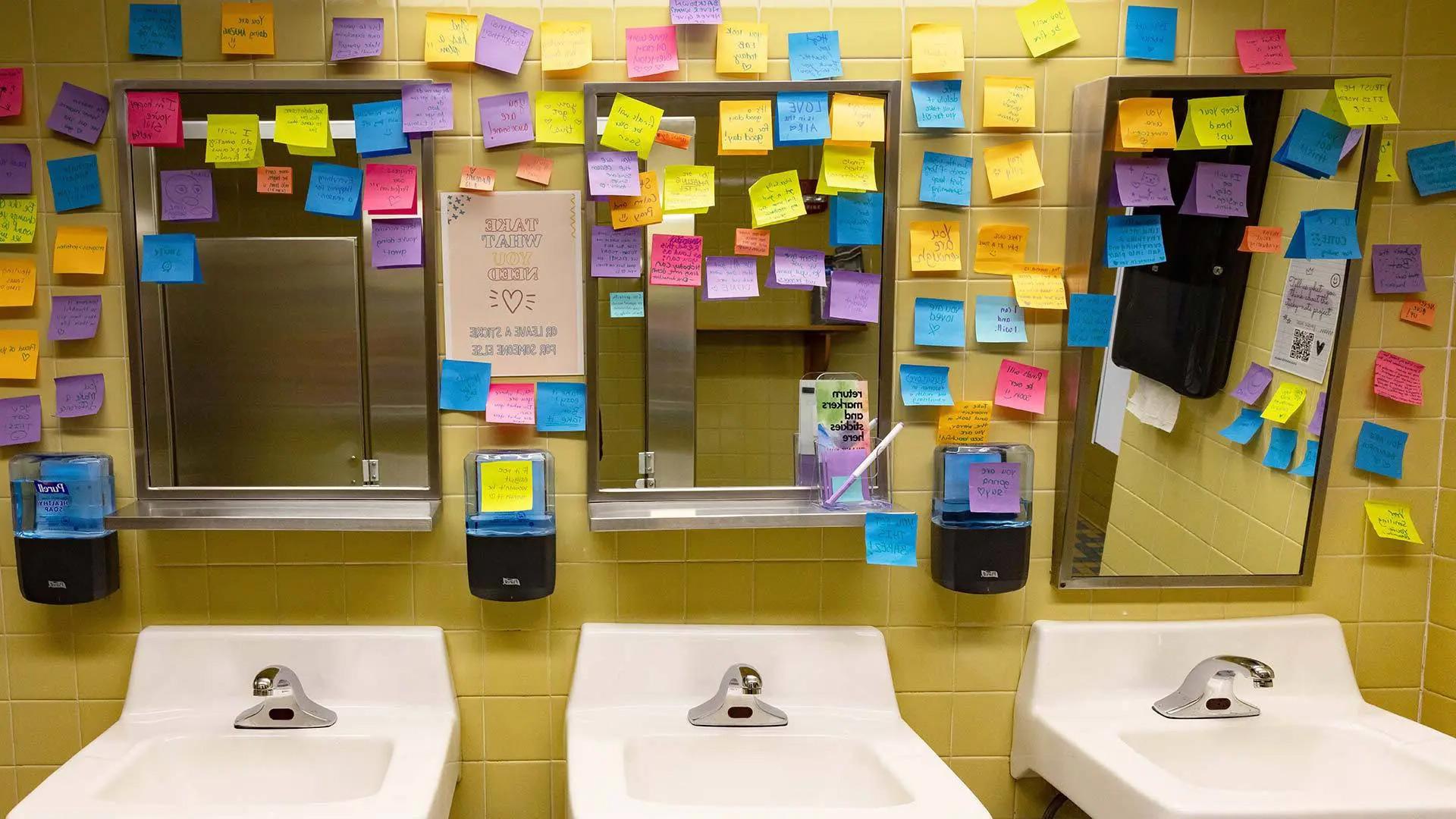 在威廉·E·琼斯(William E .)的两间浴室里，墙上点缀着写有鼓励信息的便利贴. 科万楼，数学系的所在地. 项目经理杰西卡·萨德勒发起了这个项目，目的是在STEM领域的女性之间建立同志情谊. Stephanie S摄影. Cordle.
